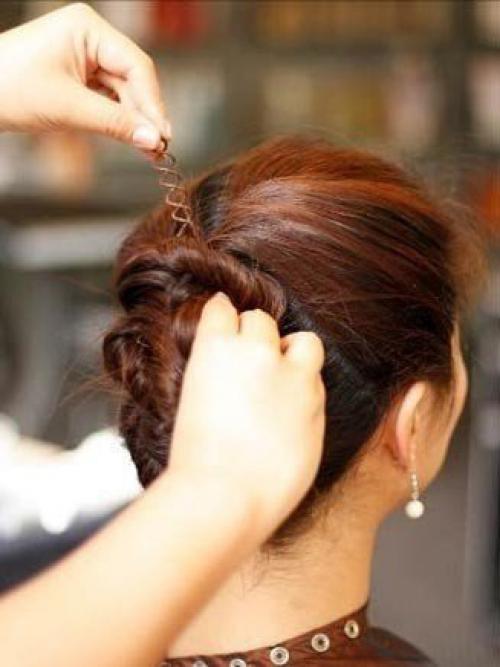 На основе жгутов.  Шаг 1: мы начнем с деления волос на 3 секции. 03