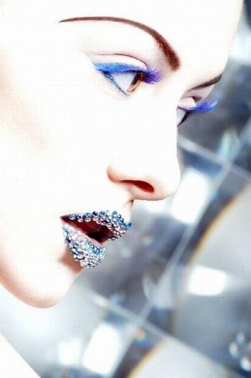 Необычный Makeup.  Необычный мейк -ап, украшенный блестящими стразами, - лучший способ выделиться среди подруг. 03