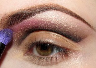 Интенсивный вечерний макияж: оттенение карих глаз темным сиреневым оттенком. 02