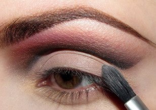 Интенсивный вечерний макияж: оттенение карих глаз темным сиреневым оттенком. 03