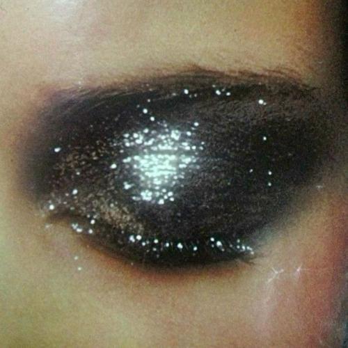 Продумываю мейк на НГ, поняла, что хочу чего-то очень дерзкого, но при этом волшебного праздничного. 01