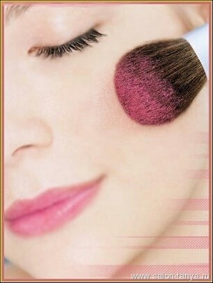 С помощью румян коже можно придать налет свежести, кроме того, смоделировать форму лица.