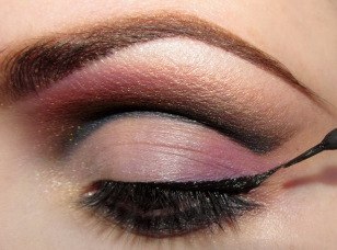 Интенсивный вечерний макияж: оттенение карих глаз темным сиреневым оттенком. 06