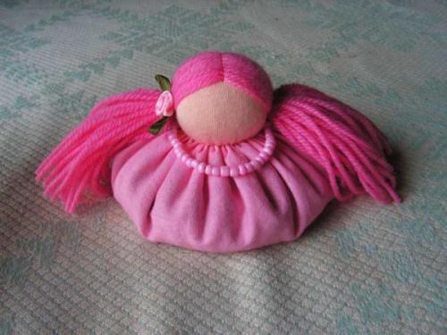 Оберег - зерновушка. Мы вырезаем из ткани круг диаметром 17-18 см (без припусков. 01