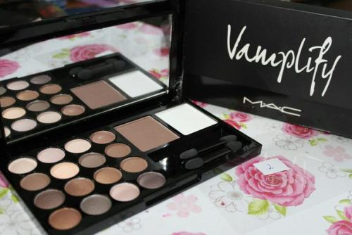 Новинка!  Тени MAC Vamplify сухие корректоры. 03