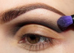 Интенсивный вечерний макияж: оттенение карих глаз темным сиреневым оттенком. 01