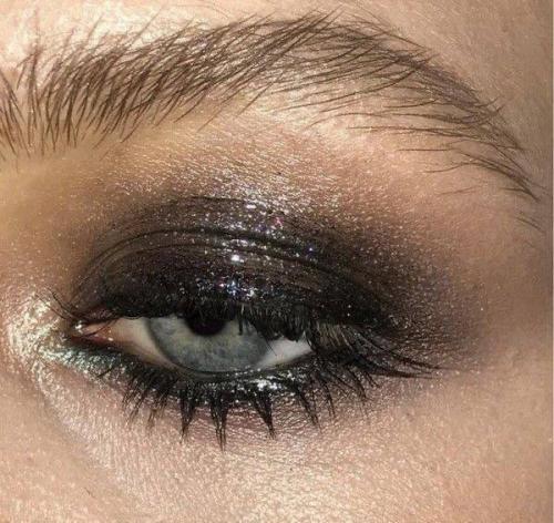 Продумываю мейк на НГ, поняла, что хочу чего-то очень дерзкого, но при этом волшебного праздничного. 07