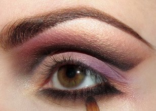 Интенсивный вечерний макияж: оттенение карих глаз темным сиреневым оттенком. 05