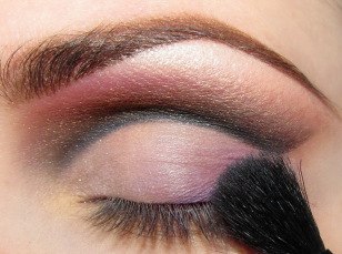 Интенсивный вечерний макияж: оттенение карих глаз темным сиреневым оттенком. 04