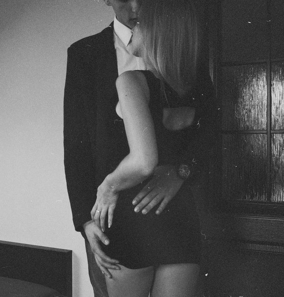 Метаюсь по залу, будто закрытая в клетке дикая львица. В груди жжет. В ногах слабость. 01