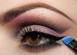 Интенсивный вечерний макияж: оттенение карих глаз темным сиреневым оттенком. 07