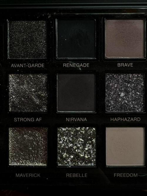 Продумываю мейк на НГ, поняла, что хочу чего-то очень дерзкого, но при этом волшебного праздничного. 03