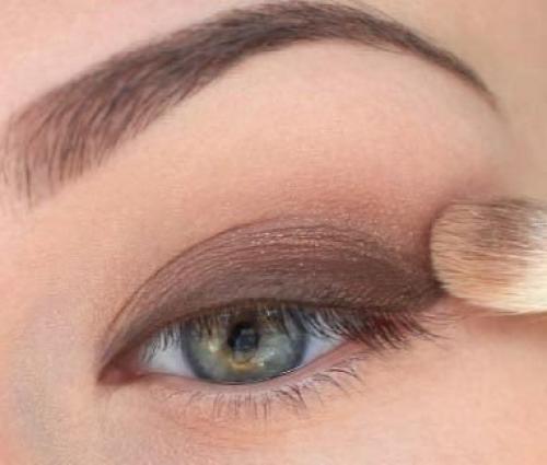 Шикарный макияж можно сделать, используя золотой пигмент, тени с перламутром и блеск для губ. 03