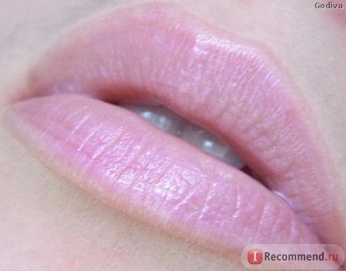 Достоинства: - красивый оттенок, - питает и увлажняет губы, идеально смягчает губы, красивая упаковка. 03