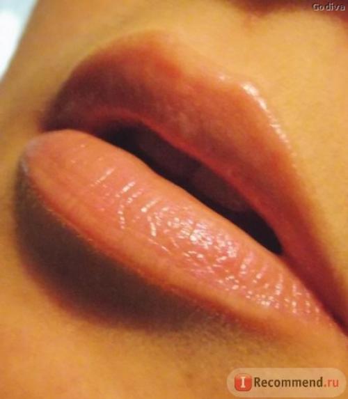 Достоинства: - красивый оттенок, - питает и увлажняет губы, идеально смягчает губы, красивая упаковка. 02