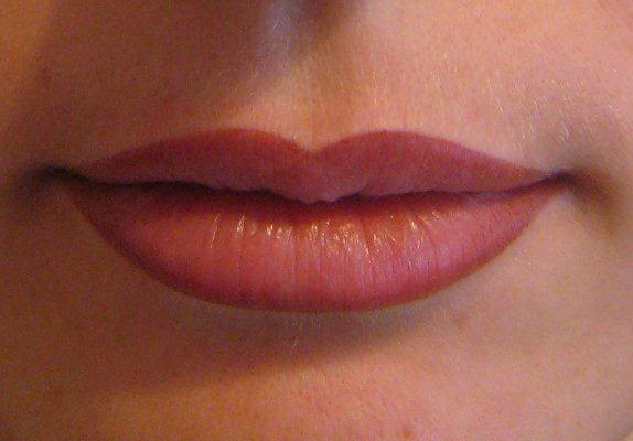 Избавьте себя от необходимости вставать каждое утро ни свет, ни новая заря и тратить драгоценные минуты своего сна или хорошего завтрака на нанесение перманентного макияжа. 01