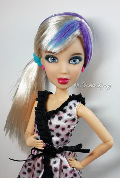 Сегодня нашла в местном магазине Софи Время Красоты (спа: макияж, маникюр и пряди волос меняют цвет на очень насыщенный при холодной температуре). 02