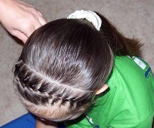 Причёска Ободок. Мы отделяем волосы с лобной части головы для плетения. 04