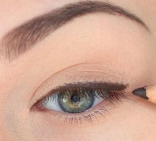 Шикарный макияж можно сделать, используя золотой пигмент, тени с перламутром и блеск для губ. 01