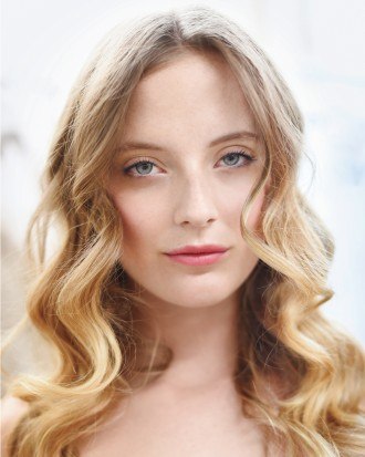 Изысканная простота от Каролины Эррера, свежесть от Рим Акра, мечтательность Оскара де ла Ренты и футуристичность Анхеля Санчеса — знаменитые дизайнеры определили главные тренды свадебного макияжа сезона осень-зима 2015. 01