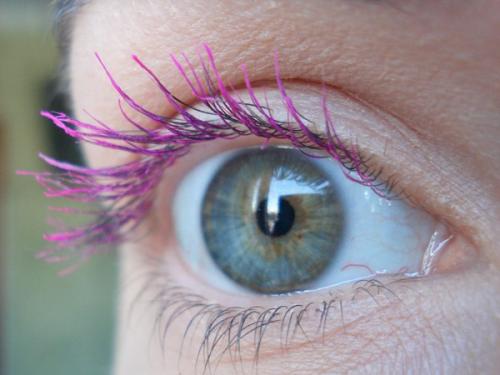 Мы рассмотрим тему под названием цветная тушь: несколько правил выбора, которая заинтересует всех модниц. 03
