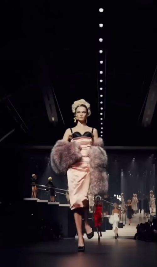 Мадонна произвела настоящий фурор на показе Dolce&Gabbana в Милане, появившись в образе Вдовы Мафиози. 01