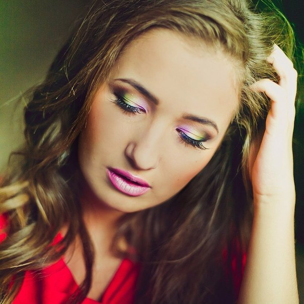 Милые красавицы, так же в нашем собственном салоне научат вас быть красивыми, правильно накладывать дорогую косметику. 01