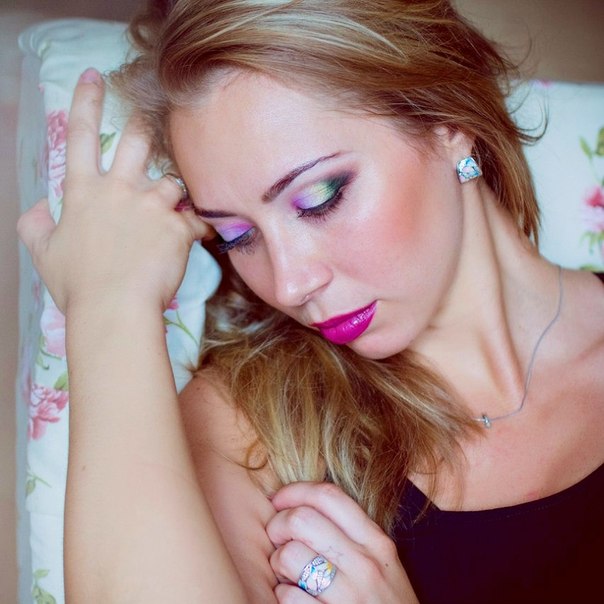 Милые красавицы, так же в нашем собственном салоне научат вас быть красивыми, правильно накладывать дорогую косметику. 02