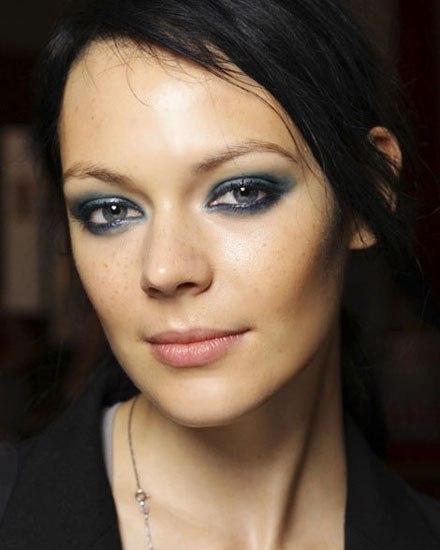 Волшебная ночь 2014, скорее всего, вновь не оставит нам выбора, и мы предпочтем - в аксессуарах, нарядах, обуви, макияже - нечто мерцающее, яркое, блестящее, способное подчеркнуть волшебство происходящего с нами в эту необыкновенную для всех ночь. 05