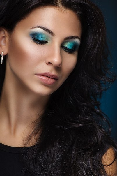 Волшебная ночь 2014, скорее всего, вновь не оставит нам выбора, и мы предпочтем - в аксессуарах, нарядах, обуви, макияже - нечто мерцающее, яркое, блестящее, способное подчеркнуть волшебство происходящего с нами в эту необыкновенную для всех ночь. 04