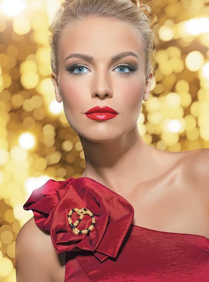 Волшебная ночь 2014, скорее всего, вновь не оставит нам выбора, и мы предпочтем - в аксессуарах, нарядах, обуви, макияже - нечто мерцающее, яркое, блестящее, способное подчеркнуть волшебство происходящего с нами в эту необыкновенную для всех ночь. 02