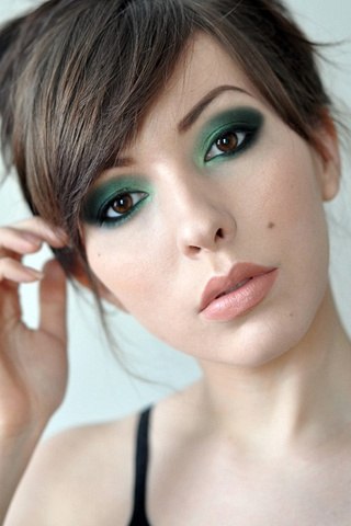 Волшебная ночь 2014, скорее всего, вновь не оставит нам выбора, и мы предпочтем - в аксессуарах, нарядах, обуви, макияже - нечто мерцающее, яркое, блестящее, способное подчеркнуть волшебство происходящего с нами в эту необыкновенную для всех ночь. 03