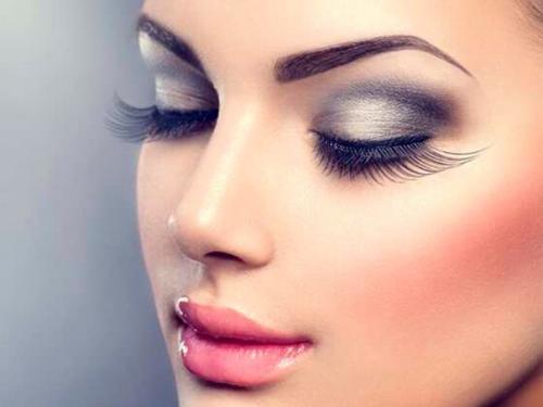 Неправильный макияж способен в считанные секунды испортить, казалось бы, идеальный на первый взгляд образ. 01 Неправильный макияж способен в считанные секунды испортить, казалось бы, идеальный на первый взгляд образ. 01