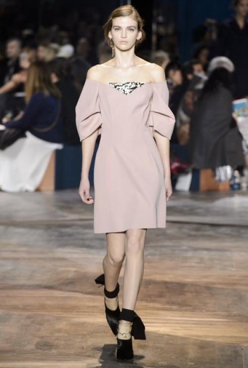 Dior в Лондоне устроил показ своей новой коллекции весна - лето 2017. 01