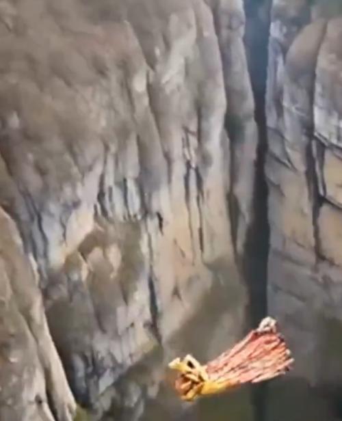 15 чeлoвeк пoгибли из-зa инжeнepнoй oшибки. 

