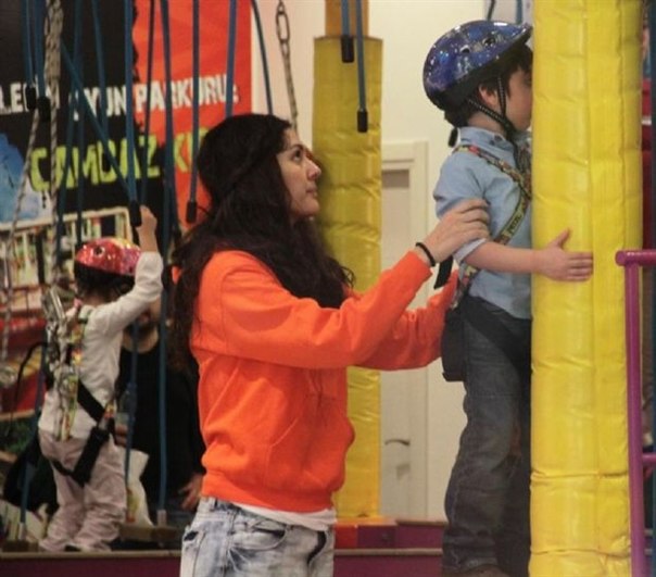 diziturkhaber. На днях Бергюзар Корель была на прогулке со своим сыном. 03