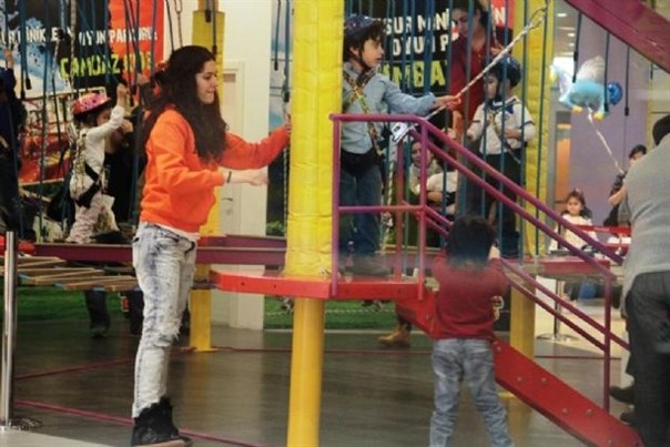 diziturkhaber. На днях Бергюзар Корель была на прогулке со своим сыном. 02