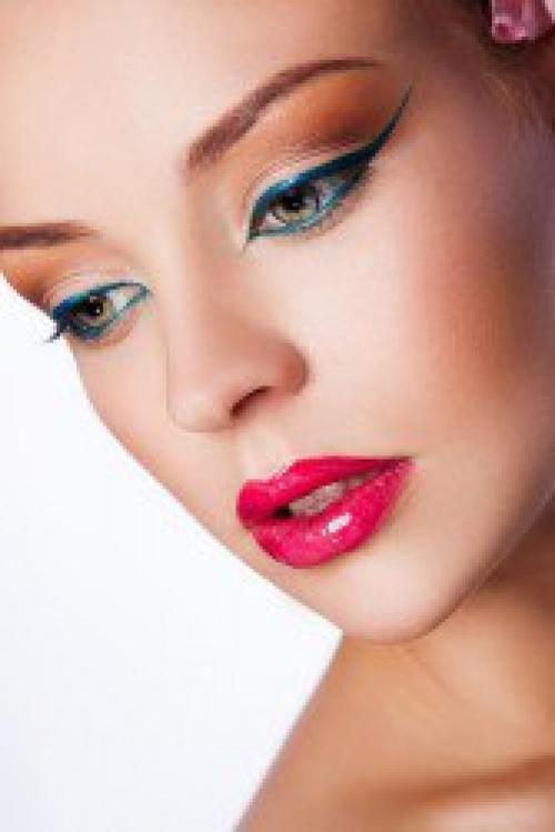 Подбор оттенка.  Классическая красная помада существует в разных оттенках, поэтому нужно разобраться, кому какой из них идет. 03 Подбор оттенка.  Классическая красная помада существует в разных оттенках, поэтому нужно разобраться, кому какой из них идет. 03