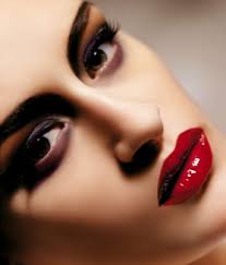 Дневной макияж с красной помадой.  