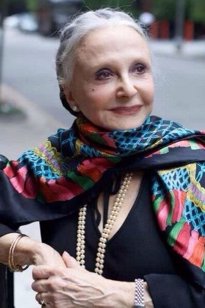 Дона Мария Джило, дама 92 лет, маленькая и настолько элегантная, что каждый день в 8 утра уже одета, хорошо причесана и со скромным макияжем, несмотря на слабое зрение.