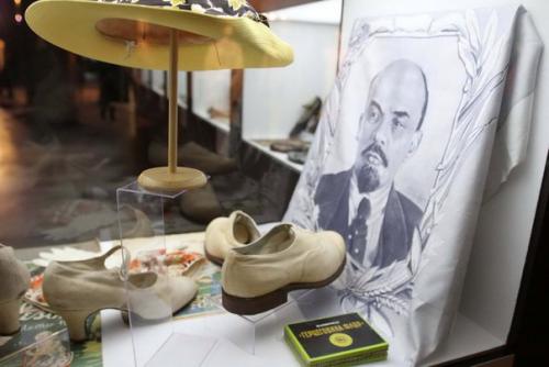 Почему при Сталине не шили белых свадебных платьев: историк моды Александр Васильев рассказал об экспонатах из своей уникальной коллекции. 04