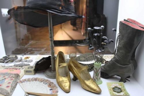 Почему при Сталине не шили белых свадебных платьев: историк моды Александр Васильев рассказал об экспонатах из своей уникальной коллекции. 02