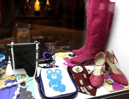 Почему при Сталине не шили белых свадебных платьев: историк моды Александр Васильев рассказал об экспонатах из своей уникальной коллекции. 01