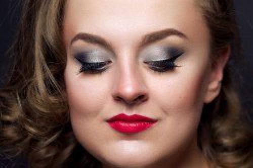 Подбор оттенка.  Классическая красная помада существует в разных оттенках, поэтому нужно разобраться, кому какой из них идет. 02 Подбор оттенка.  Классическая красная помада существует в разных оттенках, поэтому нужно разобраться, кому какой из них идет. 02