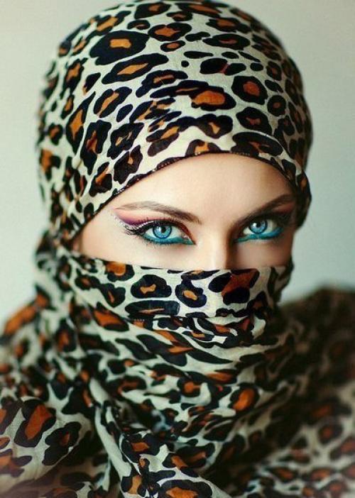 Восточный макияж:   Основной особенностью в восточном макияже является сильно выраженный акцент на глаза и брови женщины. 01