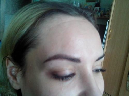 Считается, что у женщин наиболее яркая и выразительная часть лица - глаза. 02