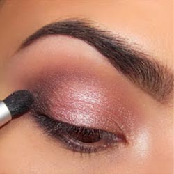 Макияж с палеткой Naked 3 Впечатляющие нюансы розового макияжа особенно подходят обладательницам карих глаз. 04