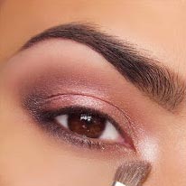 Макияж с палеткой Naked 3 Впечатляющие нюансы розового макияжа особенно подходят обладательницам карих глаз. 05