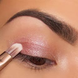 Макияж с палеткой Naked 3 Впечатляющие нюансы розового макияжа особенно подходят обладательницам карих глаз. 02