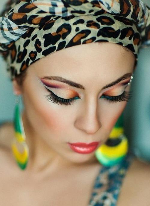 Восточный макияж:   Основной особенностью в восточном макияже является сильно выраженный акцент на глаза и брови женщины. 02